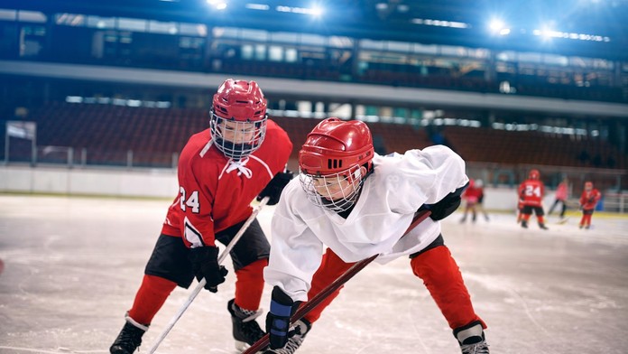 Hokejový tréner údajne zvýhodňuje deti výmenou za intímne služby ich matiek. Klub sa voči obvineniam ohradil