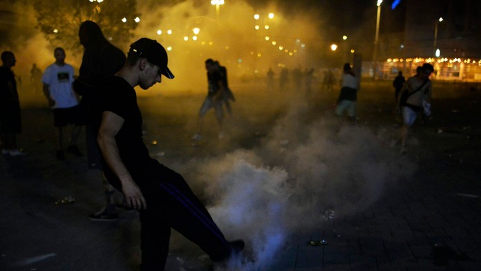 Na rozvášnených futbalových fanúšikov po zápase Maďarsko-Rumunsku musela polícia použiť slzný plyn.