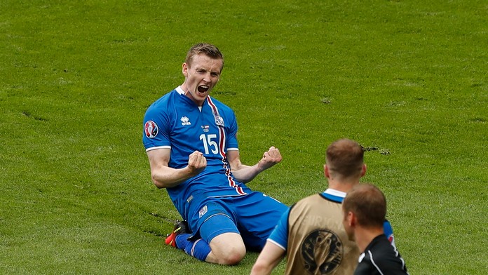 Hráč Islandu Jon Dadi Bodvarsson oslavuje svoj gól v zápase proti Rakúsku na ME.