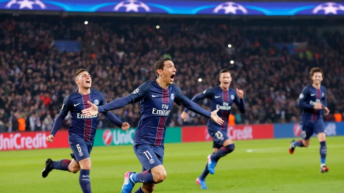 Ángel di María (druhý zľava) so spoluhráčmi z PSG jasá po góle v sieti Barcelony v osemfinále LM.