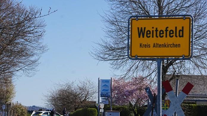 Na snímke policajti uzatvárajú vstup do mestečka Weitefeld v spolkovej krajine Porýnie-Falcko.