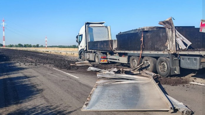 Na snímke kamión po nehode na diaľnici D1 smerom do Bratislavy.