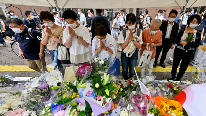 Japonci si uctievajú pamiatku expremiéra.
