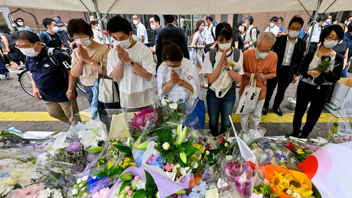 Japonci si uctievajú pamiatku expremiéra.