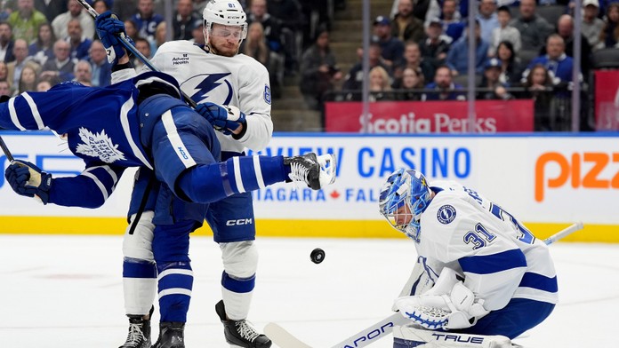 Slovenský obranca Erik Černák (81) z Tampy Bay Lighting a Matthew Knies (23) z Toronta Maple Leafs v súboji počas zápasu zámorskej NHL Toronto Maple Leafs - Tampa Bay Lighting.