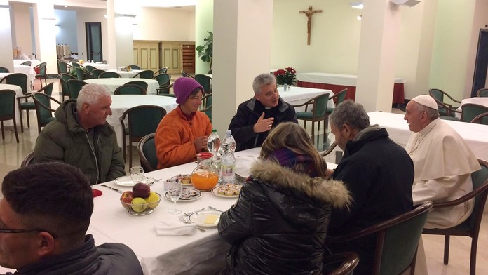 Pápežove raňajsky s bezdomovcami.