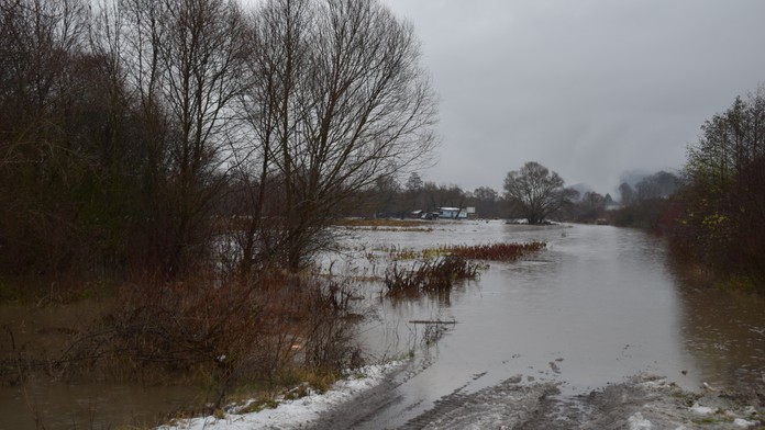 Problémy s vyliatím Hrona zo svojho koryta hlásia niektoré obce ležiace na jeho strednom toku.