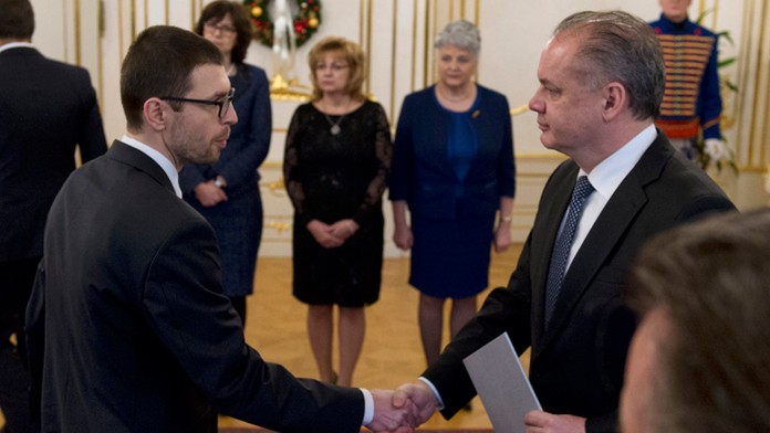 Tomáš Brinčík z OS Bánovce nad Bebravou si preberá sudcovský dekrét od prezidenta Andreja Kisku.