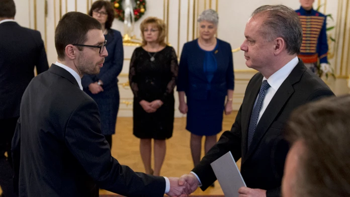 Tomáš Brinčík z OS Bánovce nad Bebravou si preberá sudcovský dekrét od prezidenta Andreja Kisku.
