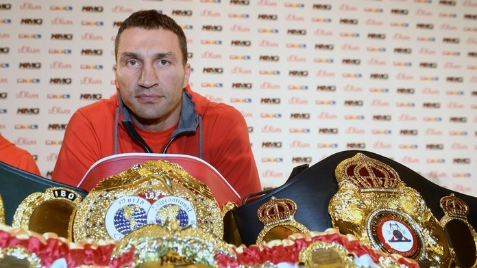 Vladimir Kličko s majstrovskými opaskami na archívnej snímke z roku 2014.