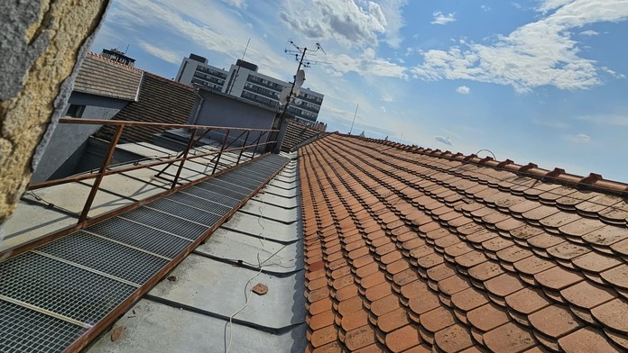 Padol do jamy levovej. Muž sa v Bratislave vlámal do kancelárií, potom sa schoval v budove polície