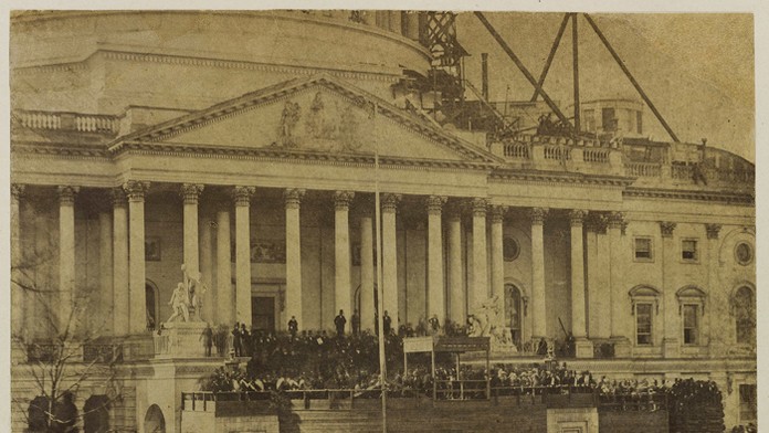 Historická fotografia z prvej inaugurácie Abrahama Lincolna zo 4. marca 1861.