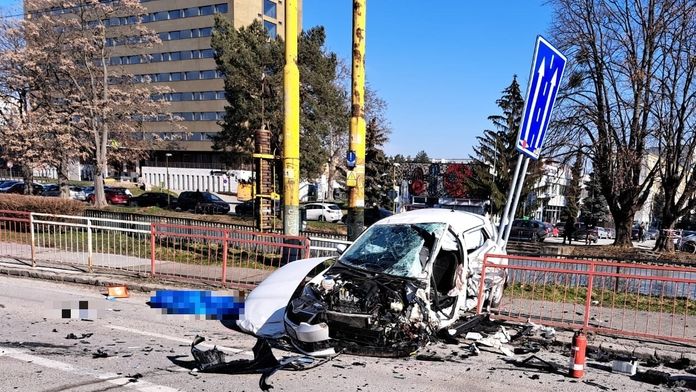 Vodič, ktorý tvrdí, že mal pri tragickej nehode v Košiciach kŕče a nič si nepamätá, zostáva vo väzbe