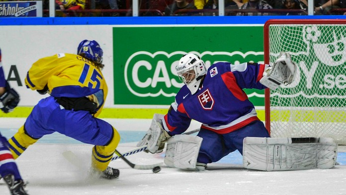 Švéd Sebastian Collberg sa snaží v štvrťfinálovom zápase prekonať slovenského brankára Richarda Sabola.