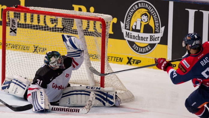 Roman Rác pri svojom debute za Slovensko strieľa svoj premiérový gól cez brankára Sebastiena Carona z Kanada.