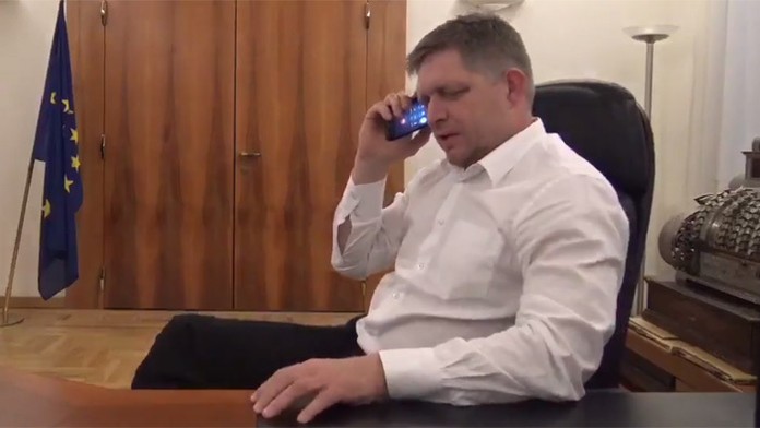 Premiér Robert Fico telefonuje šéfovi štátnej VšZP Miroslavovi Kočanovi.