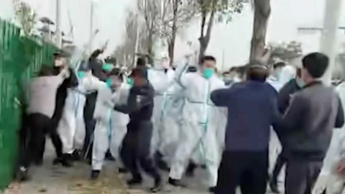 Proti lockdownom sa protestovalo v Pekingu aj Šanghaji