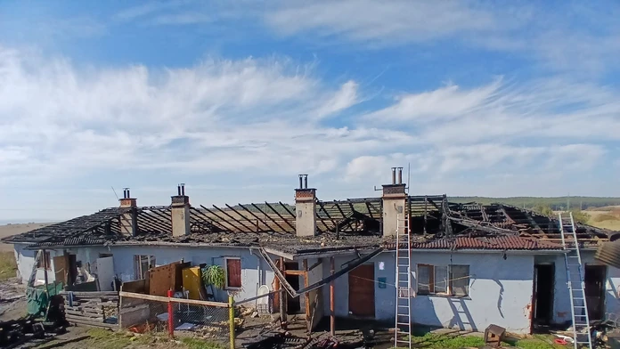 Mesto po požiari bytovky vyhlásilo mimoriadnu situáciu. O strechu nad hlavou prišlo 43 ľudí