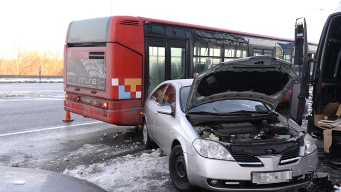 Nehoda na Rusovskej ceste v Bratislave.