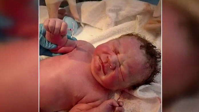 Na fotke novorodenca je niečo zvláštne. Ide o poriadnu iróniu