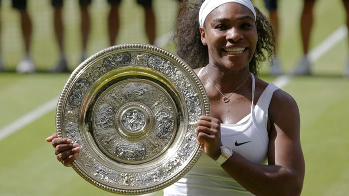 Serena Williamsová s wimbledonskou trofejou.