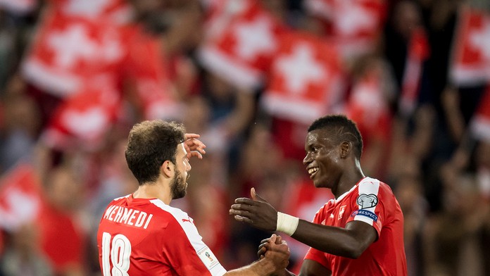 Admir Mehmedi (vľavo) oslavuje svoj gól za Švajčiarsko so spoluhráčom Breelom Embolom v kvalifikačnom dueli proti Portugalsku o 