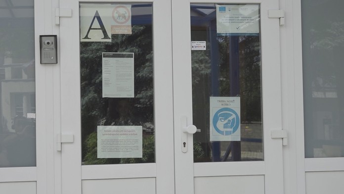 Vchod do Spojenej školy vo Vrútkach, kde sa pred rokom odohrala tragédia.