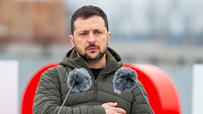 Prezident Ukrajiny Volodymyr Zelenskyj gestikuluje počas pietnej ceremónie v ukrajinskom meste Buča.