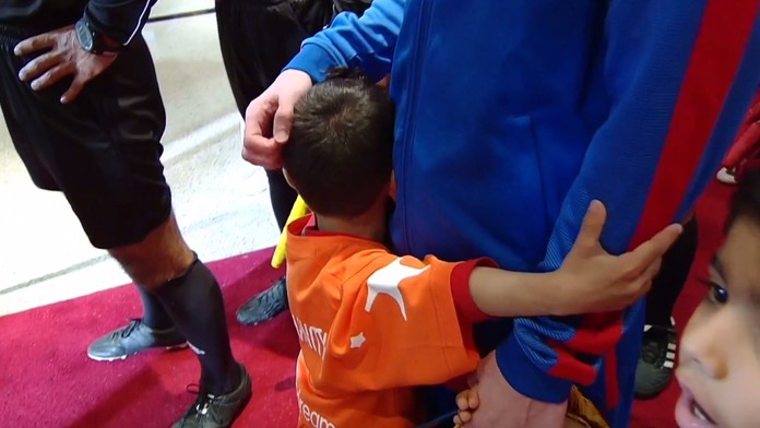 Chlapček s igelitkovým dresom sa od Messiho neodtrhol. Nechcel ho opustiť ani počas zápasu