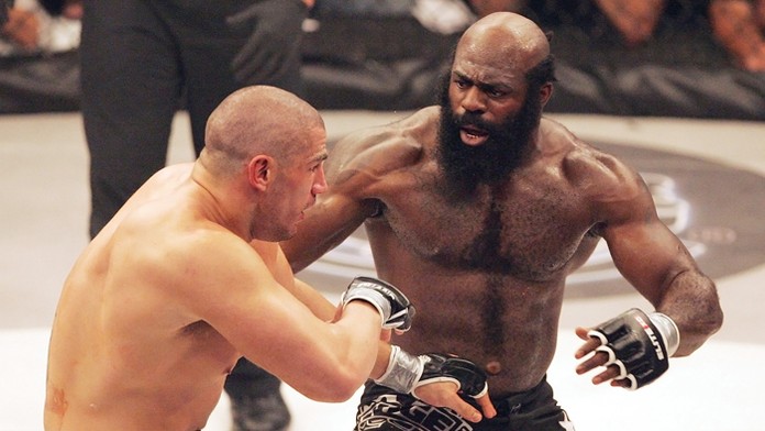 Na archívnej snímke z 31. mája 2008 je vpravo Kimbo Slice s Jamesom Thompsonom.