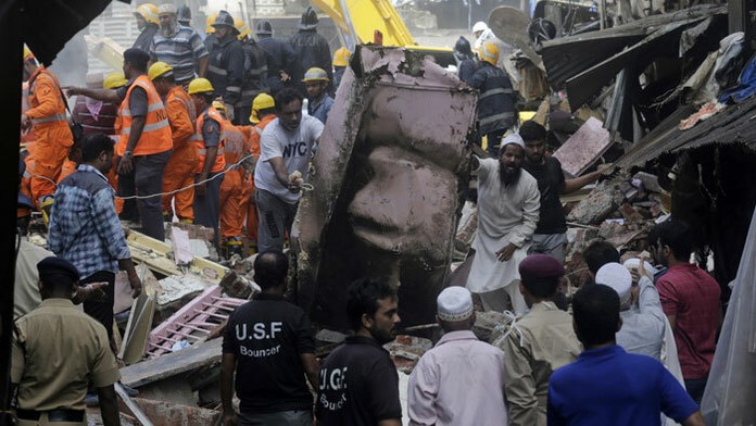 V indickom Bombaji sa zrútila budova
