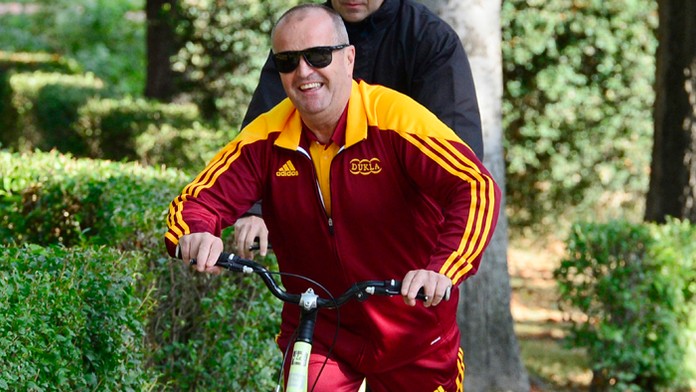 Minister obrany Peter Gajdoš prichádza na vládu na kolobežke.