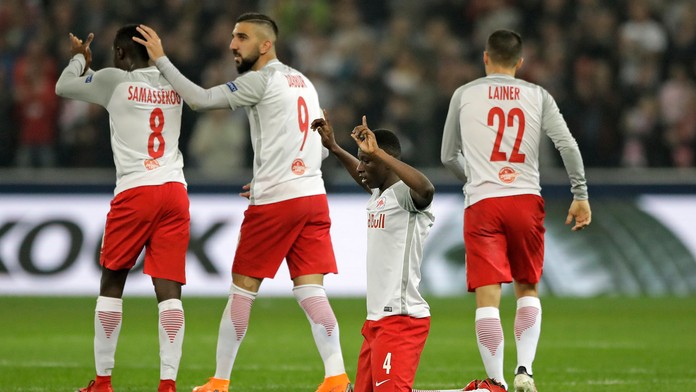 Amadou Haidara (druhý sprava) oslavuje so spoluhráčmi zo Salzburgu gól v odvete semifinále EL proti Marseille.