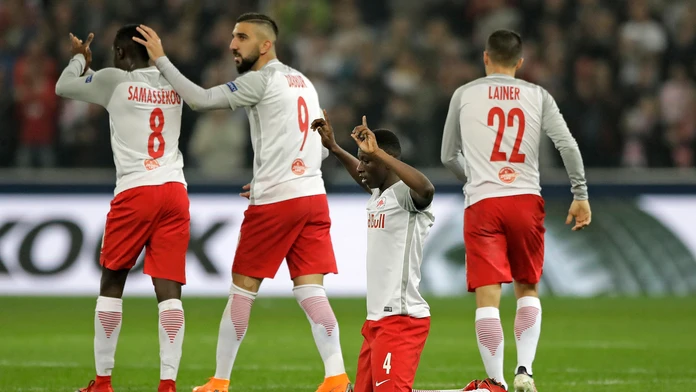Amadou Haidara (druhý sprava) oslavuje so spoluhráčmi zo Salzburgu gól v odvete semifinále EL proti Marseille.