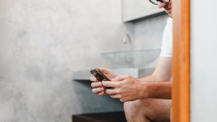 Neberte si telefón na toaletu, varuje lekár. Môže to viesť k zdravotným ťažkostiam