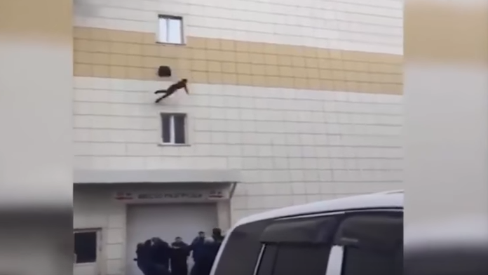 Ľudia neváhali skákať z okien. 