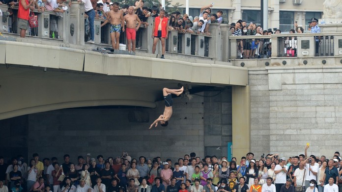 VIDEO: Drsná výchova na čínsky spôsob. Syn sa bál skočiť,  otec ho nekompromisne skopol do rieky