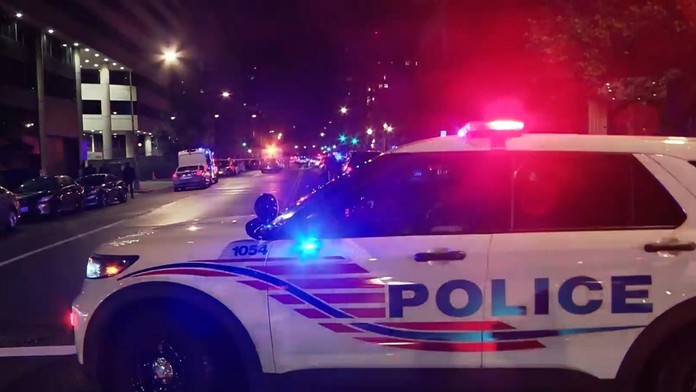 Na snímke americká polícia po streľbe vo Washingtone.