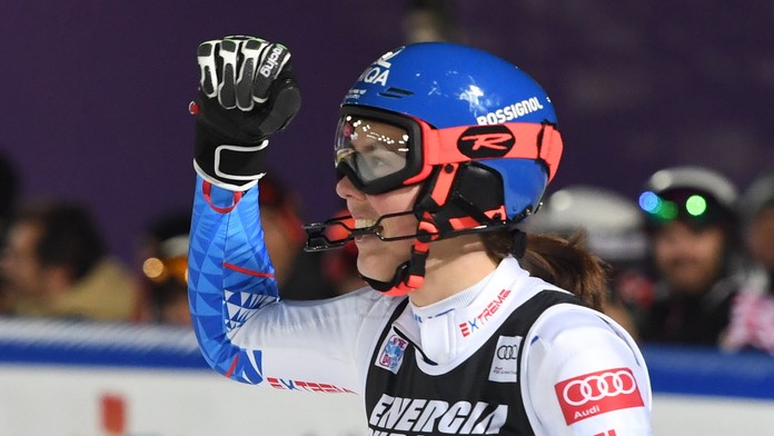 Vodič policajného auta skončil s ťažkými zraneniami.