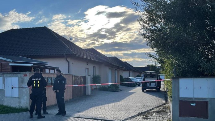 Tragický nález neďaleko Prahy. Polícia objavila v dome mŕtve telá rodičov a ich dvoch malých detí