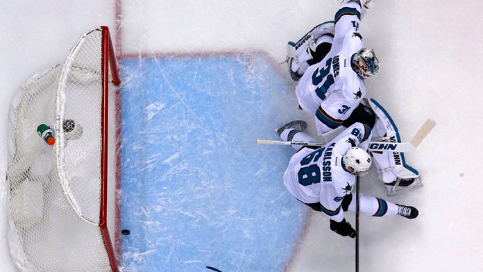 Hokejisti Pittsburghu Penguins vyhrali v prvom zápase finálovej série play off NHL nad tímom San Jose Sharks 3:2.