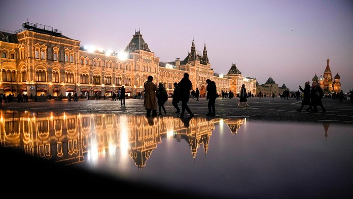 Ľudia na Červenom námestí v Moskve.