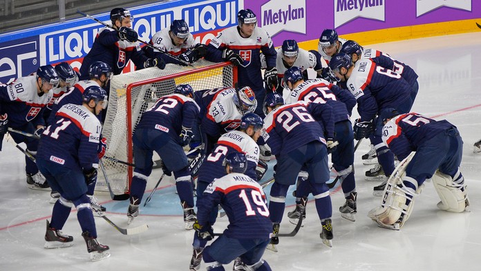 Cody Almond (v červenom) zo Švajčiarska atakuje v dueli MS 2017 gólmana Francúzov Cristobala Hueta, toho bráni Nicolas Besch.