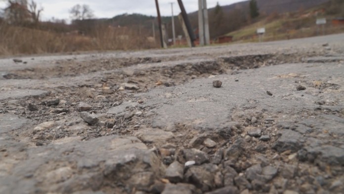 chlapec na parapete_tvnoviny.mp4