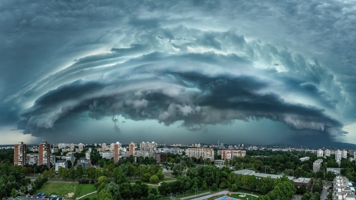 FOTO + VIDEO: Sever Talianska bičovali krúpy veľké ako grepfruity. Padol nový európsky rekord