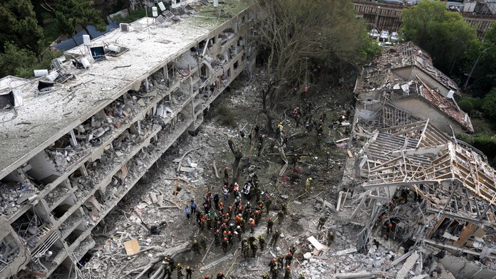 Tel Aviv zasiahli rakety. Irán útočil aj na medzinárodné letisko