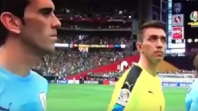 Uruguajskí hráči počas hymny.