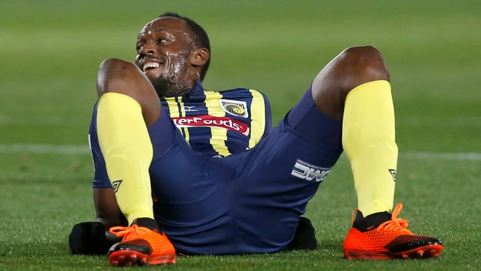 Na archívnej snímke Usain Bolt v drese austrálskeho klubu Central Coast Mariners.