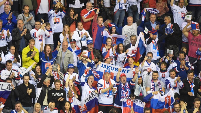 Brankár Denis Godla inkasuje gól proti Dánsku na MS 2019, strelcom Mikkel Boedker.