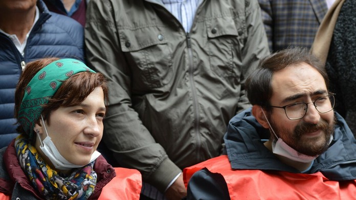 Vo väzbe skončili bývalá vysokoškolská profesorka literatúry Nuriye Gülmenová a niekdajší učiteľ základnej školy Semih Özakča.